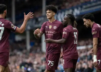 Manchester City steal late win over Everton to boost Champions League hopes