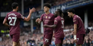 Manchester City steal late win over Everton to boost Champions League hopes
