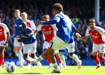 Everton 1-1 Arsenal: Gunners lose further ground in Premier League title race