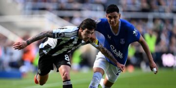 Newcastle survive Everton scare to secure last Champions League ticket