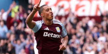 Aston Villa earns narrow win over Fulham to keep Champions League dream alive