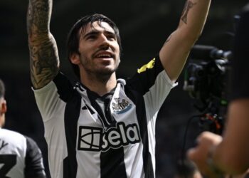Newcastle stun 10-man Chelsea to tighten grip on UCL spot