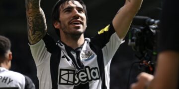 Newcastle stun 10-man Chelsea to tighten grip on UCL spot