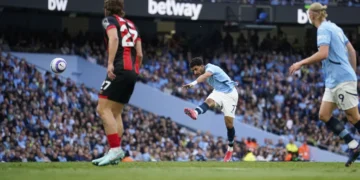 Marmoush and Emi Martínez honored with Premier League season awards