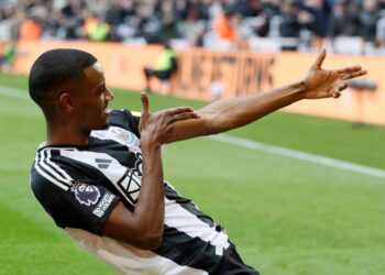 I want to go! Alexander Isak informs Newcastle amid Liverpool interest