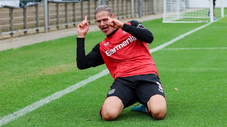 Artem Stepanov Bayer 04 Leverkusen bejubelt seinen Treffer zum 3:1, UEFA Youth League 2024/25 League Phase MD2, Bayer 04 Leverkusen v AC Milan, Ulrich-Haberland-Stadion am 01. October 2024 in Leverkusen, Deutschland. Foto von Marco Steinbrenner/DeFodi Images Artem Stepanov Bayer 04 Leverkusen celebrates after scoring his teams third goal, UEFA Youth League 2024/25 League Phase MD2, Bayer 04 Leverkusen v AC Milan, Ulrich-Haberland-Stadion, October 1, 2024 in Leverkusen, Germany. Photo by Marco Steinbrenner/DeFodi Images Defodi-700_lev_milan_u19_20241001_048 *** Artem Stepanov Bayer 04 Leverkusen celebrates his goal for 3 1, UEFA Youth League 2024 25 League Phase MD2, Bayer 04 Leverkusen v AC Milan, Ulrich Haberland Stadion, October 1, 2024 in Leverkusen, Germany Photo by Marco Steinbrenner DeFodi Images Artem Stepanov Bayer 04 Leverkusen celebrates after scoring his teams third goal, UEFA Youth League 2024 25 League Phase MD2, Bayer 04 Leverkusen v AC Milan, Ulrich Haberland Stadion, October 1, 2024 in Leverkusen, Germany Photo by Marco Steinbrenner DeFodi Images Defodi 700 lev milan u19 20241001 048 Defodi-700