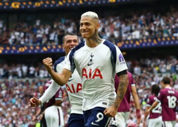 Premier League: Spurs shine, Sunderland stun, Brighton denied late
