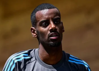 Alexander Isak: Newcastle forward trains alone in Spain to force Liverpool move