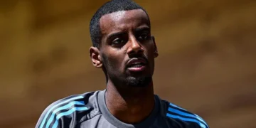 Alexander Isak: Newcastle forward trains alone in Spain to force Liverpool move