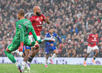 Man United edge Chelsea  in 10-apiece tussle at Old Trafford