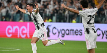 Serie A: Juve and Napoli stay perfect as Inter falter, Cagliari cruise