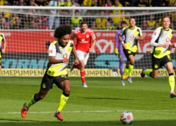 Bundesliga Roundup: Dortmund edge past Mainz to keep pace with leaders Bayern