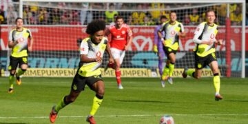 Bundesliga Roundup: Dortmund edge past Mainz to keep pace with leaders Bayern