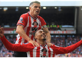 Premier League Roundup: 10-Man Sunderland Hold Villa, Points Shared on the South Coast
