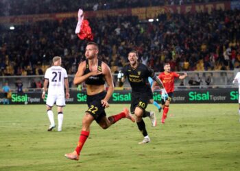 Serie A: Milan topples Napoli, Roma wins, Lecce snatches late draw