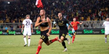 Serie A: Milan topples Napoli, Roma wins, Lecce snatches late draw