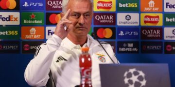 Mourinho reunites with long-serving Chelsea staff ahead of Champions League clash.