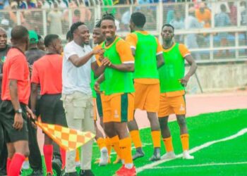 Chaos erupts as Kano Pillars fans storm pitch, referee and 3SC players attacked