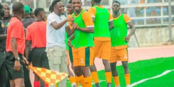 Chaos erupts as Kano Pillars fans storm pitch, referee and 3SC players attacked