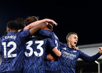 Arsenal secure narrow win at Fulham to stay on top