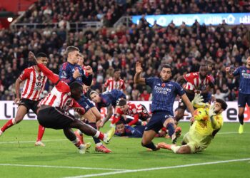 Sunderland end Arsenal’s winning streak, Manchester United grab late point as Spurs as Chelsea add to Wolves woes