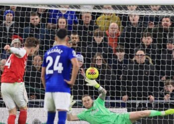 Arsenal defy City’s pressure to stay on top, Liverpool back on track as Chelsea avoid defeat at Newcastle