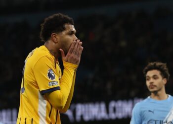 Manchester City drop points again as Fulham beat 10-man Chelsea