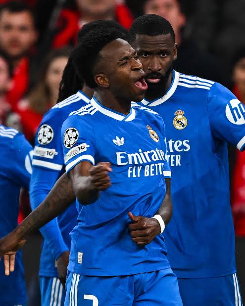 Vinícius Against Benfica