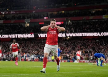 Arsenal squeeze through Everton keep title charge on, Newcastle triumph at Stamford Bridge