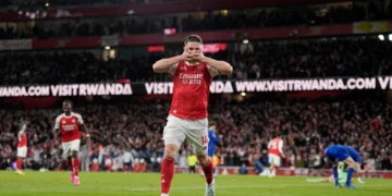 Arsenal squeeze through Everton keep title charge on, Newcastle triumph at Stamford Bridge