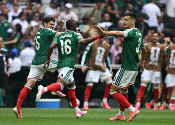 Piss poor Mexico punish sloppy South Africa in World Cup curtain-raiser