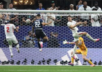England make a mess as Argentina mounts comeback to reach consecutive World Cup finals