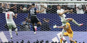 England make a mess as Argentina mounts comeback to reach consecutive World Cup finals