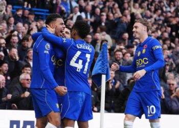 Chelsea extends Man United misery